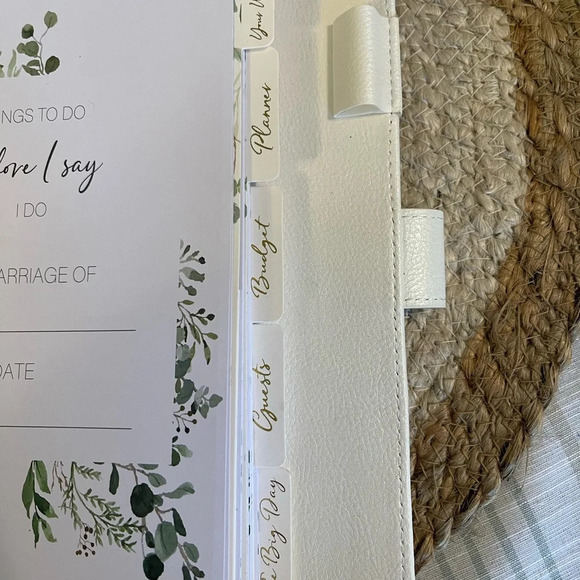 Wedding‎ Planner Binder “Future Mrs.” In White with Gold Writing   Faux Leather - Picture 2 of 9